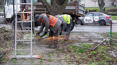 Фото: На вул. Куліша, біля ТЦ «Forum Lviv», демонтують кіоск