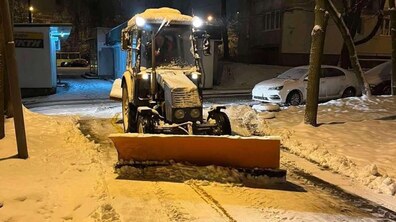 Фото: 120 одиниць спецтехніки прибирає місто від снігу