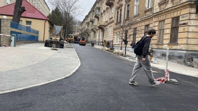 Фото: Біля входу до військово госпіталю облаштовують комфортний і доступний простір для захисників