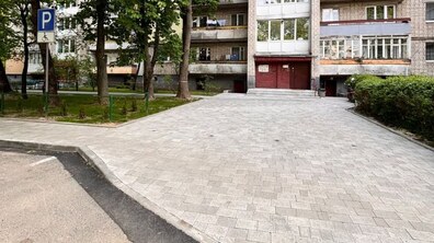 Фото: На вул. Тролейбусній облаштували доступність прибудинкової території біля будинку, де проживає дитина на кріслі колісному