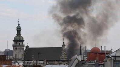 Чорний дим після влучання здіймається над центральною частиною міста. Видно куполи церков та дахи будинків