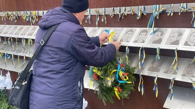 Фото: Родини Героїв Небесної Сотні традиційно прикрасили Меморіал у Львові до новорічних та різдвяних свят