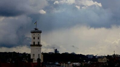 Дощові хмари нависли над містом. Будівля Ратуші із синьо-жовтим прапором височіє над іншими будівлями