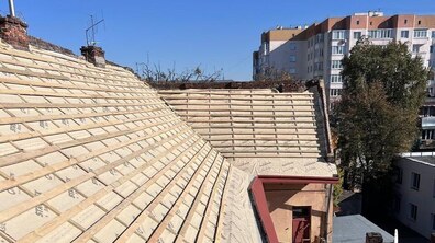 відновлення покрівлі у будинку, який постраждав після обстрілів