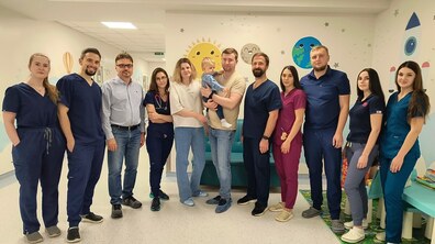 хлопчик з батьками та лікарями у холі дитячої лікарні святого Миколая