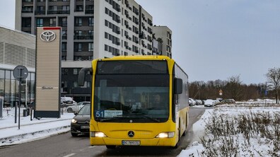 великий жовтий автобус. фото ілюстративне