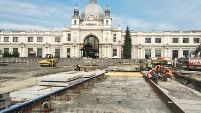Фото: Ремонт пл. Двірцевої: заміну водогонів завершили, розпочали укладати плити під трамвайну колію