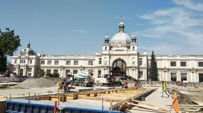 Фото: На пл. Двірцевій встановлюють гранітні бордюри пішохідної частини та розпочинають облаштовувати фундамент для нового фонтану