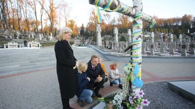 Фото: Мер Львова зі синами та дружиною зранку вшанував новітніх Героїв на Личакові