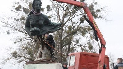 Фото: Скульптуру «Русалка Дністрова» демонтували і везуть до Львова