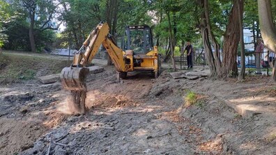 Фото: Ставок на вул. Тернопільській очищують від сміття (відео)