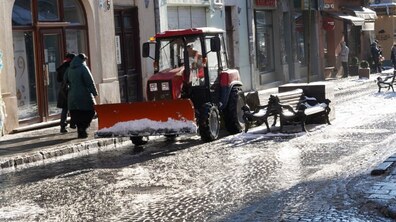 Снігоприбиральна техніка працює на вулиці міста.