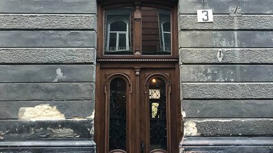 Фото: Дерев’яну браму на вул. Смольського, 3 відреставрували у співфінансуванні міста і мешканців