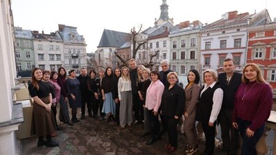 мер Львова Андрій Садовий, співорганізатор навчальних програм Остап Процик разом із учасницями освітньої резиденції на балконі міської Ратуші
