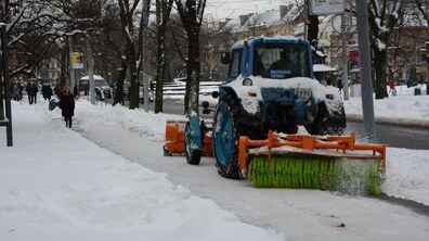 Фото: Зранку до прибирання міста було залучено 59 одиниць снігоприбиральної техніки
