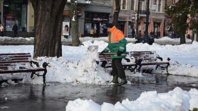 Фото: Станом на 07.00 год ранку в місті працювало 46 одиниць снігоприбиральної техніки
