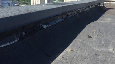 Фото: У житловому будинку на вул. Широка, 64 ремонтують дах у співфінансуванні міста і мешканців