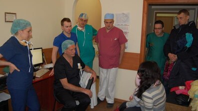 Фото: Відомий пластичний хірург з Німеччини Клаус Екснер консультує й оперує дітей у Львові