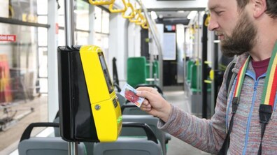 Фото: У Львові запроваджено технологію безконтактної оплати Mastercard: 10 спеціальних валідаторів встановлені у трамвайних вагонах маршрутів № 8, 9, 1