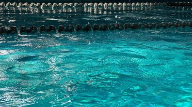 прозора чиста вода в одному з басейнів міста