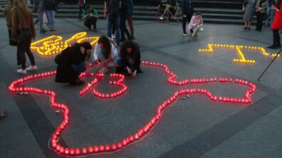 Фото: У центрі Львова з вогників зобразили Кримський півострів з числом 73