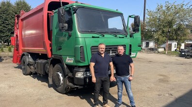 Фото: Львів передав Херсону сміттєвоз та 100 контейнерів для відходів