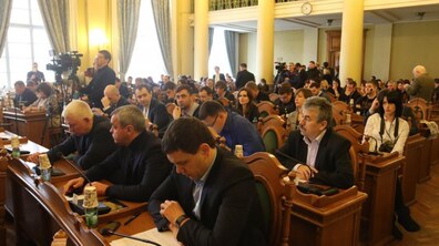 Фото: На сесії підтримали електронну петицію «Звільнити тротуар на Шота Руставелі від квітів»