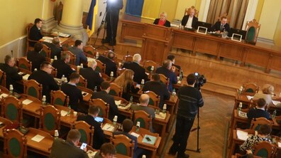 Фото: На сесії прийняли ухвалу, згідно з якою вартість паркування у центральній частині міста збільшили до 20 грн/год