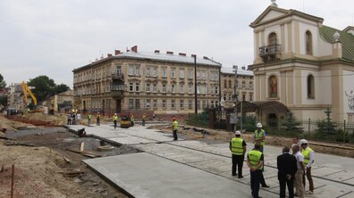 Фото: Триває капітальний ремонт вул. Личаківської: на перехресті вул. Личаківська - вул. Мечникова встановлюють трамвайні плити