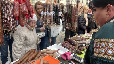Фото: Шеврони, прикраси, делікатеси з м'яса та смажене морозиво: сьогодні у Львові стартував ветеранський ярмарок (відео)