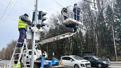 Фото: На перетині Стрийська – Сахарова відновлюють світлофор, пошкоджений внаслідок ДТП