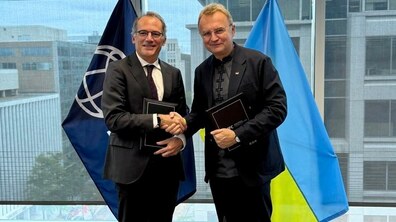 Андрій Садовий і Альфонсо Гарсія Мора після підписання угоди