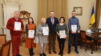 Фото: Міський голова нагородив переможців конкурсу «Найкраща новорічна вітрина»