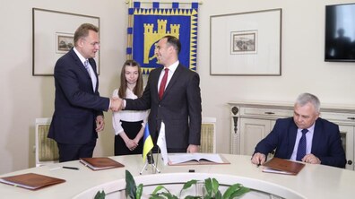 Фото: «Ми підписуємо меморандум щодо отримання коштів для 100 електробусів-тролейбусів, також важливо дуже швидко провести реконструкцію вул. Шевченка», — А. Садовий