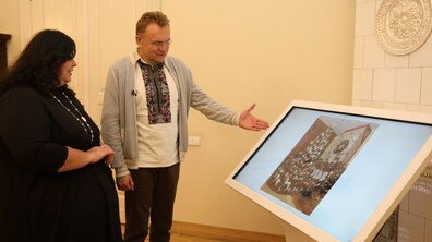 Фото: Авторка найкреативнішої ялинки отримала від мера Львова абонемент на весь сезон в Органний зал