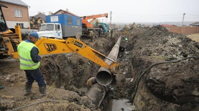 Фото: Ремонтні бригади ЛМКП «Львівводоканал» проводять заміну аварійної ділянки магістрального водопроводу «Винники-Довга»