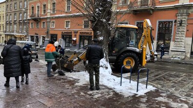 Фото: Станом на ранок в місті працювало 26 одиниць комунальної снігоочисної техніки