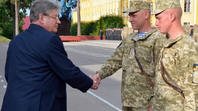 Фото: ЛКП «Львівелектротранс» подякувало курсантам Національної академії сухопутних військ за допомогу під час пожежі трамвая №3