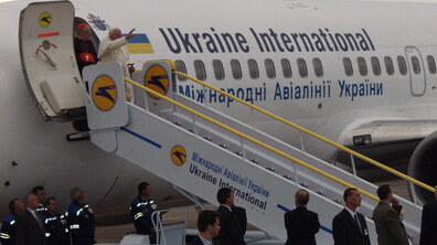 Святіший Отець Іван Павло ІІ махає рукою з трапу літака підчас візиту до Львова в 2001 році. Фото з архіву.