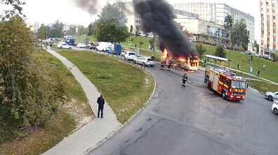 Фото: Пожежу в автобусі оперативно ліквідували, ніхто з людей не постраждав (відео)