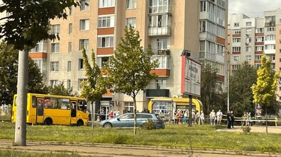 Фото: На Сихові маршрутка в’їхала в опору: госпіталізовано двох пасажирів (оновлюється)