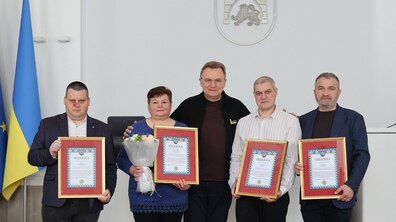 Олег Брицький, старший майстер ЛМЕМ (Львівські міські електромережі), Мирослава Собенко, електромонтер з ескізування ЛМЕМ, Андрій Садовий, мер Львова, Максим Сеньків, майстер виробничої дільниці ЛМЕМ, Богдан Гадупяк, водій гаража № 3 ЛМЕМ. Енергетики тримають у руках подяки від громади Львова.
