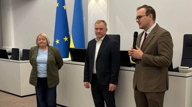Перший заступник міського голови Львова Андрій Москаленко представляє Андрія Миськіва. Поруч стоїть Ірина Кулинич, заступниця міського голови з гуманітарних питань