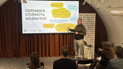 Керівник стратегічних програм Інституту міста Андрій Пундор представляє напрацьовані ідеї перед аудиторією.