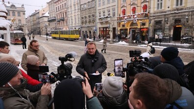 міський голова Андрій Садовий під час брифінгу біля міської Ратуші