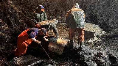 працівники Львівводоканалу ремонтують водогін