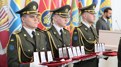Військовослужбовці в парадній формі тримають відзнаки «Почесний знак Святого Юрія»