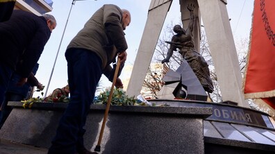 Чоловік кладе квіти до пам’ятного знаку «Героям і жертвам Чорнобиля»