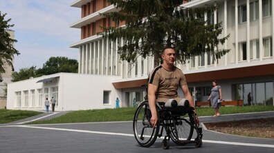 ветеран на кріслі колісному на фоні лікарні