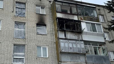 П’ятиповерховий цегляний житловий будинок світло-сірого кольору. У центральній частині фасаду видно серйозні пошкодження після вибуху газу. Один із балконів на верхніх поверхах обгорілий, частина вікон у сусідніх квартирах закриті прозорою плівкою замість скла.